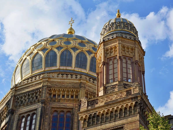 Nhà thờ Neue Synagogue, Berlin, Đức: Với sức chứa 3.200 người, Neue Synagogue ở Berlin là nhà thờ Do Thái lớn nhất của Đức khi nó mở cửa vào năm 1886. Nơi đây nổi tiếng với những chi tiết trang trí bằng vàng rực rỡ. Trong Thế chiến II, giáo đường bị hư hại nặng nề và đã được xây dựng lại vào cuối những năm 1980. Đến năm 1995, Neue Synagogue chính thức mở cửa trở lại với vai trò là nhà thờ và viện bảo tàng. Ảnh: Martin Prague/Shutterstock.