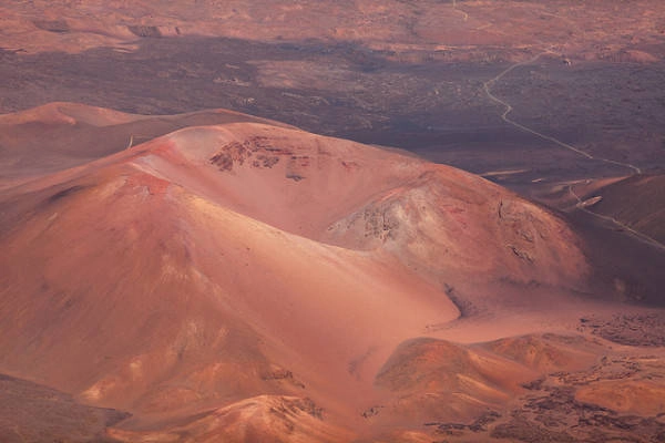 Đỉnh Haleakala Crater - một núi lửa lớn tạo nên hơn 75% đảo Maui của quần đảo Hawaiian. Đỉnh Haleakala Crater - một núi lửa lớn tạo nên hơn 75% đảo Maui của quần đảo Hawaiian.