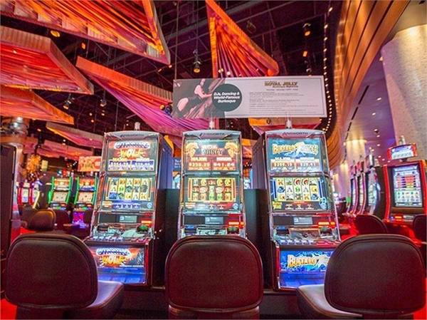 Atlantic City, New Jersey, Mỹ – Thành phố nổi tiếng với cảnh cờ bạc trong ánh đèn xa hoa. Tuy nhiên người dùng Trip Advisor lại gọi nó là “thị trấn hào nhoáng giữa cảnh đói nghèo”. Atlantic City, New Jersey, Mỹ – Thành phố nổi tiếng với cảnh cờ bạc trong ánh đèn xa hoa. Tuy nhiên người dùng Trip Advisor lại gọi nó là “thị trấn hào nhoáng giữa cảnh đói nghèo”.