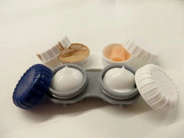 Nếu chỉ có nhu cầu dùng sữa rửa mặt, kem dưỡng trong vài ngày nhưng ngại mang theo tuýp lớn, bạn có thể đổ một ít vào hộp đựng kính sát tròng và mang theo. Nếu chỉ có nhu cầu dùng sữa rửa mặt, kem dưỡng trong vài ngày nhưng ngại mang theo tuýp lớn, bạn có thể đổ một ít vào hộp đựng kính sát tròng và mang theo.