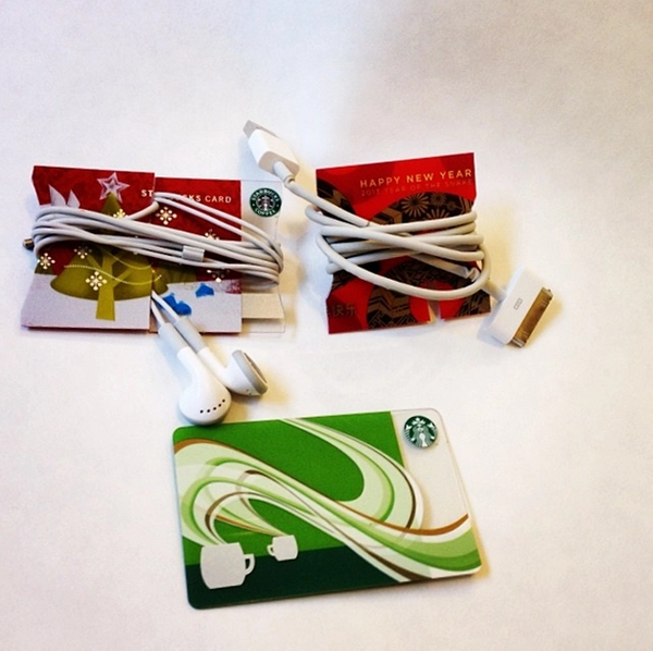 Quấn tai phone vào tờ giấy cứng (gift card chẳng hạn) để giúp dây khỏi bị rối. Quấn tai phone vào tờ giấy cứng (gift card chẳng hạn) để giúp dây khỏi bị rối.