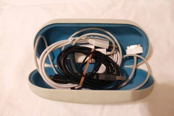 Bạn có thể cuộn dây sạc, dây USB vào một hộp đựng kính để dễ dàng tìm kiếm và giúp dây không bị rối. Bạn có thể cuộn dây sạc, dây USB vào một hộp đựng kính để dễ dàng tìm kiếm và giúp dây không bị rối.