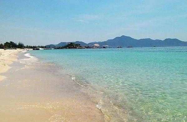 10.Bãi Bình Châu – Bình Lập: bãi tắm duy nhất ở Bình Lập có đầy đủ dịch vụ ăn uống nghỉ ngơi.
