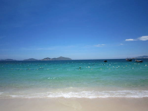 11.Bãi Ngang – Bình Lập: là bãi biển nằm phía trước Villa Đảo Hoa Vàng. Vì đặc điểm nước trong và sạch nên bãi này người dân giăng rất nhiều lưới để nuôi tôm.