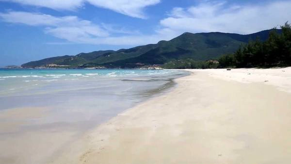 14.Bãi Bình Tiên – Bình Tiên: bãi Bình Tiên khá đẹp, cát trắng trải dài, biển trong xanh và rất sạch. Do được che phủ bởi nhiều quả núi xung quanh nên biển ở đây tĩnh lặng, không gian rất thích hợp cho bạn tận hưởng cảm giác bình yên.