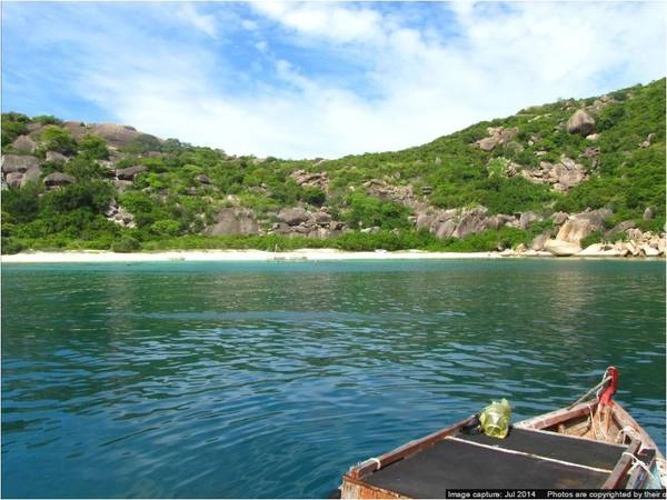 5. Bãi Bồ Đề - Bình Ba: nằm xa hơn bãi Nhà Cũ khoảng 10 phút chạy tàu. Đến với Bãi Bồ Đề bạn sẽ thật sự choáng ngợp bởi vẻ hoang sơ và trong xanh của nó. San hô ở đây cũng đa dạng và nhiều màu sắc hơn, những rạn san hô nằm thành tảng rất lớn ngay dưới chân du khách.