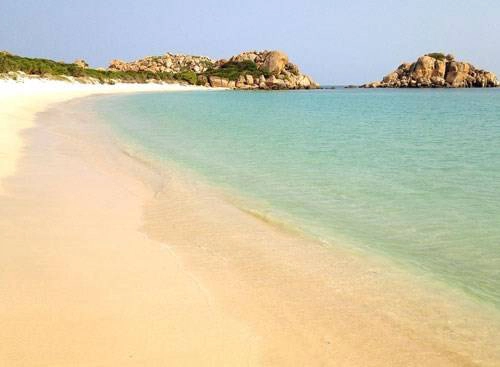 6.Bãi Sa Huỳnh – Bình Ba: phải đi tàu ra khá xa so với những bãi biển khác vì nó nằm thuộc một đảo nhỏ khác. Bãi Sa Huỳnh là một bãi cát dài trắng muốt, nước trong xanh, nếu không định vị được không gian bạn sẽ tưởng mình như lạc vào một trong những bãi biển đẹp nhất hành tinh ở xứ trời Tây.