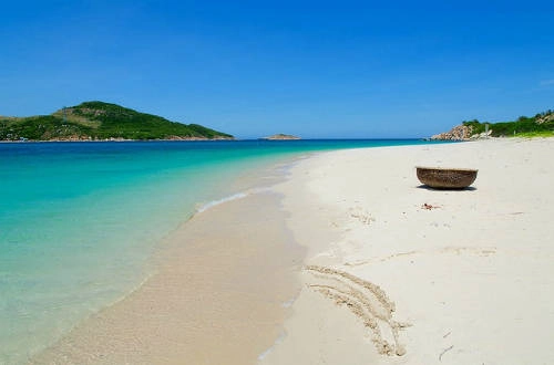 7.Bãi Kinh – Bình Hưng: nước ở đây được cho là trong nhất đảo Bình Hưng. Biển không quá sâu, thoai thoải nên rất thích hợp để cả gia đình vui chơi trên biển.