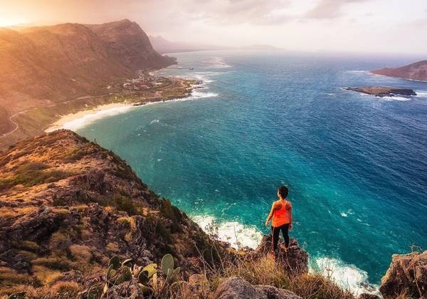 Bãi biển Makapu’u: Nằm ở phía đông nam của đảo O’ahu, bãi này thường bị du khách bỏ qua trong quá trình di chuyển để tham quan Ngọn hải đăng Makapu’u. Bãi biển Makapu’u như một chiếc vịnh nhỏ, với những đụn cát đổ nghiêng ra biển. Đứng trên bãi biển, bạn có thể ngắm nhìn hình bóng khổng lồ của những dãy núi đá nham thạch soi mình xuống đại dương trong xanh. Ảnh: Michael Matti.