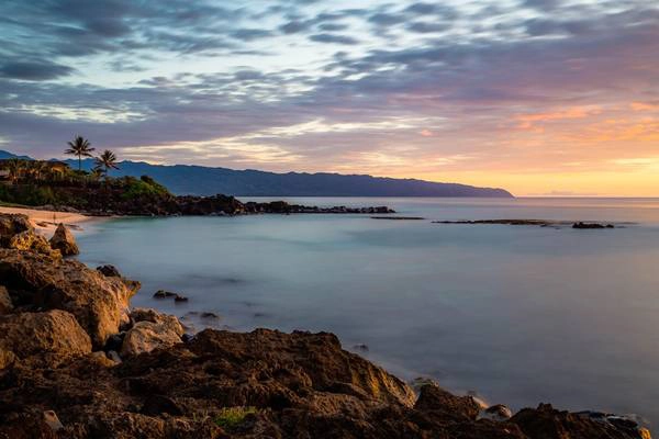 Bãi biển Three Tables, Haleʻiwa, O’ahu: Khi thủy triều xuống, ba tảng đá ngầm bằng phẳng sẽ lộ ra trên mặt biển. Đó là lý do bãi này có tên gọi là Three Tables, tức là Ba chiếc bàn. Trong thời tiết dễ chịu, biển lặng, bạn sẽ có cơ hội lặn biển, hoặc bơi với ống thở, ngắm đàn cá đầy màu sắc hoặc thậm chí là các ống dung nham, đá ngầm ở độ sâu 6 m. Ảnh: Christian Joudrey.