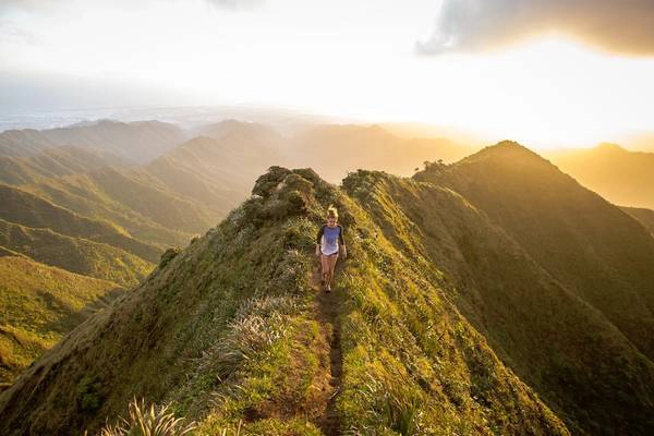 Bậc thang Haʻikū Stairs, Kāneʻohe, đảo O’ahu: Được mệnh danh là “Những nấc thang lên thiên đường”, Haʻikū Stairs là con đường đi bộ leo núi khá dốc. Haʻikū Stairs có 3.922 bậc thang trải quanh dãy núi Ko’olau. Ảnh: Kalen Emsley.