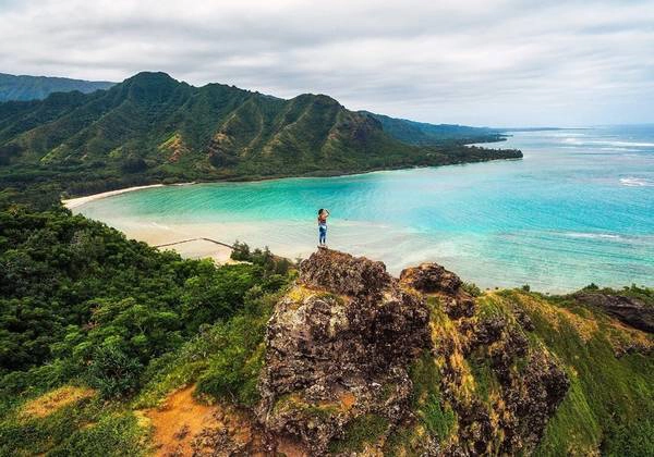 Crouching Lion, đảo O’ahu: Đi theo đường mòn Crouching Lion, lên đến đỉnh đồi, du khách sẽ có cảm giác như mình đang đứng trên đỉnh thế giới, phóng tầm mắt ngắm nhìn cảnh sắc thiên nhiên phía xa. Ảnh: Michael Matti.