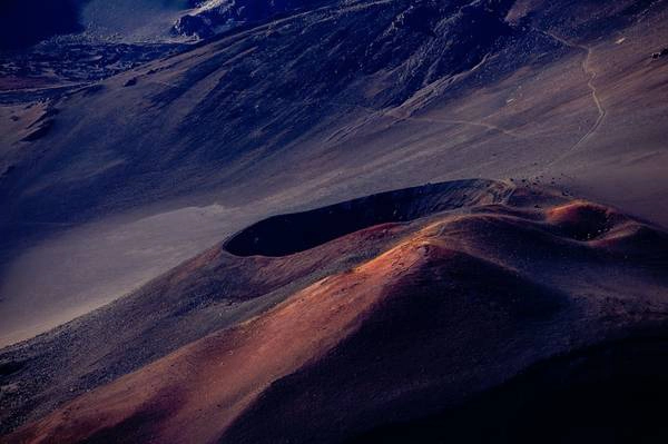 Núi lửa Haleakalā, đảo Māui: Núi lửa Haleakalā hiện nay không hoạt động, nhưng du khách vẫn có thể tới Công viên Quốc gia Haleakalā thuộc đảo Māui của tiểu bang Hawaii để ngắm nhìn miệng núi lửa khổng lồ. Ảnh: Anton Repponen.