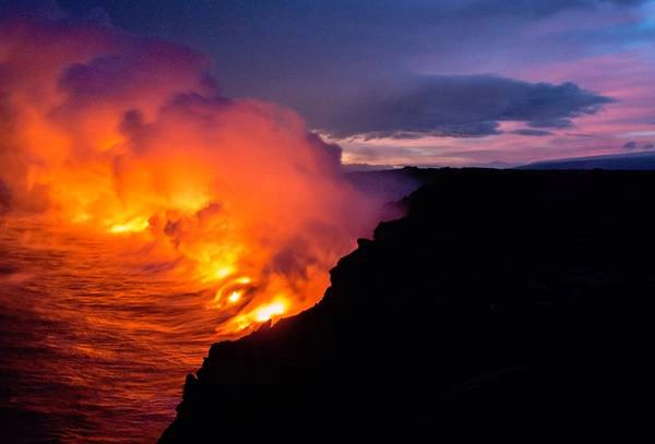 Núi lửa Kīlauea, quần đảo Hawaii: Bức ảnh được chụp trong chuyến tham quan nham thạch núi lửa Kīlauea. Du khách di chuyển bằng tàu dọc theo bờ biển để tận mắt chứng kiến dòng dung nham thuộc khu vực thị trấn Kalapana. Ảnh: Mandy Beerly.