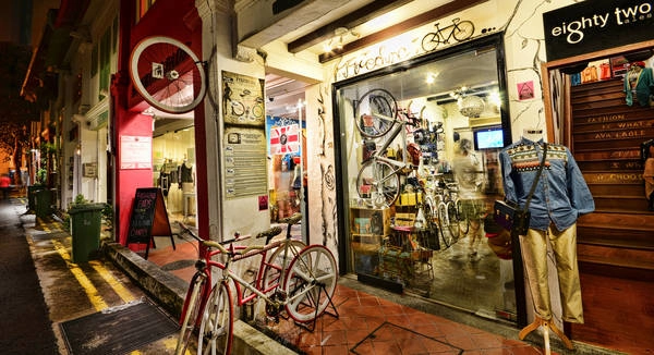 Haji Lane ở khu Kampong Glam là một con hẻm hẹp có nhiều cửa hàng nhỏ dễ thương mà các tín đồ thời trang sẽ thích mê. Ảnh: William Cho Haji Lane ở khu Kampong Glam là một con hẻm hẹp có nhiều cửa hàng nhỏ dễ thương mà các tín đồ thời trang sẽ thích mê. Ảnh: William Cho