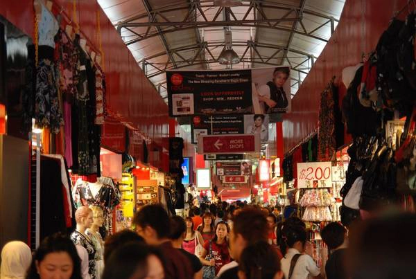 Nếu muốn mua sắm giá rẻ, bạn có thể đến Bugis Street. Ở đây có khu chợ bán các loại quần áo, giày dép, phụ kiện và các quầy bán đồ ăn với mức giá dễ chịu. Ảnh: DianFang Nếu muốn mua sắm giá rẻ, bạn có thể đến Bugis Street. Ở đây có khu chợ bán các loại quần áo, giày dép, phụ kiện và các quầy bán đồ ăn với mức giá dễ chịu. Ảnh: DianFang