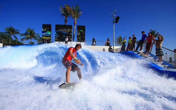 Nhà sóng Sentosa Wave House là công trình rộng hơn 6500m2 nằm dọc theo bãi biển. Công trình này được xây dựng nhằm mục đích mang đến cho những người mê lướt sóng trải nghiệm tuyệt đỉnh khi cưỡi trên những con sóng cao khoảng 3m lần đầu tiên xuất hiện tại châu Á. Ảnh: captain.katari.be Nhà sóng Sentosa Wave House là công trình rộng hơn 6500m2 nằm dọc theo bãi biển. Công trình này được xây dựng nhằm mục đích mang đến cho những người mê lướt sóng trải nghiệm tuyệt đỉnh khi cưỡi trên những con sóng cao khoảng 3m lần đầu tiên xuất hiện tại châu Á. Ảnh: captain.katari.be
