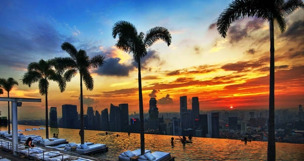 Tọa lạc trên tầng 57 của khách sạn Marina Bay Sands, từ bể bơi này có thể chiêm ngưỡng khung cảnh tuyệt đẹp của quận tài chính Marina Bay cũng như toàn thành phố Singapore. Ảnh: William Cho Tọa lạc trên tầng 57 của khách sạn Marina Bay Sands, từ bể bơi này có thể chiêm ngưỡng khung cảnh tuyệt đẹp của quận tài chính Marina Bay cũng như toàn thành phố Singapore. Ảnh: William Cho