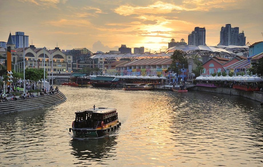 Clarke Quay nằm cạnh và trải dài bên bờ sông Singapore đã có bề dày lịch sử gần 150 năm. Thuở xưa, nơi đây là một làng chài khá nghèo nàn, từng bước phát triển theo thời gian Clarke Quay đã trở thành một thương cảng sầm uất. Ảnh: Singapore-guide.com Clarke Quay nằm cạnh và trải dài bên bờ sông Singapore đã có bề dày lịch sử gần 150 năm. Thuở xưa, nơi đây là một làng chài khá nghèo nàn, từng bước phát triển theo thời gian Clarke Quay đã trở thành một thương cảng sầm uất. Ảnh: Singapore-guide.com