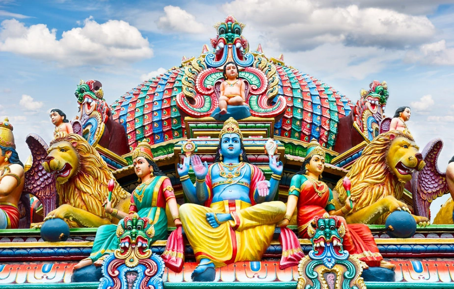 Sri Mariamman là ngôi đền Hindu cổ nhất Singapore, được xây dựng vào năm 1827. Đặc biệt, ghé thăm đền Sri Mariamman vào khoảng tháng 10 và tháng 11 hàng năm, du khách sẽ được tham gia vào lễ hội Theemithi (lễ hội đi trên lửa) được tổ chức tại đây. Ảnh: Singapore-guide.com Sri Mariamman là ngôi đền Hindu cổ nhất Singapore, được xây dựng vào năm 1827. Đặc biệt, ghé thăm đền Sri Mariamman vào khoảng tháng 10 và tháng 11 hàng năm, du khách sẽ được tham gia vào lễ hội Theemithi (lễ hội đi trên lửa) được tổ chức tại đây. Ảnh: Singapore-guide.com