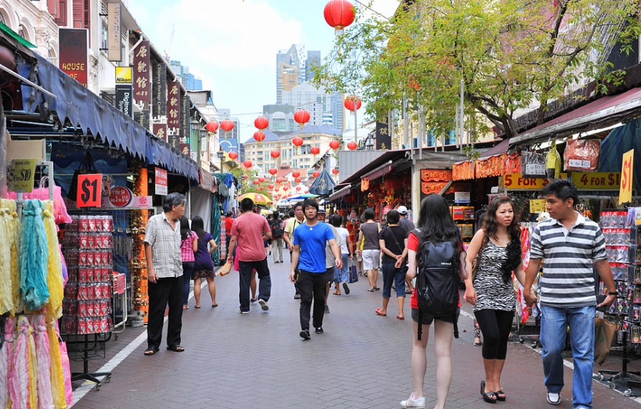 Đến du lịch Singapore, ghé thăm khu chợ đường phố Chinatown du khách sẽ như quay trở về với quá khứ khi nhìn thấy những món đồ đến từ quá khứ lẫn với các mặt hàng hiện đại. Ảnh: Singapore-guide.com Đến du lịch Singapore, ghé thăm khu chợ đường phố Chinatown du khách sẽ như quay trở về với quá khứ khi nhìn thấy những món đồ đến từ quá khứ lẫn với các mặt hàng hiện đại. Ảnh: Singapore-guide.com