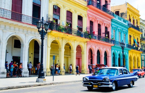 1. Văn hoá xe hơi Cuba có những ngôi nhà cổ màu sắc rực rỡ và những chiếc xe hơi cổ dọc theo những con phố của Old Havana. 1. Văn hoá xe hơi Cuba có những ngôi nhà cổ màu sắc rực rỡ và những chiếc xe hơi cổ dọc theo những con phố của Old Havana.