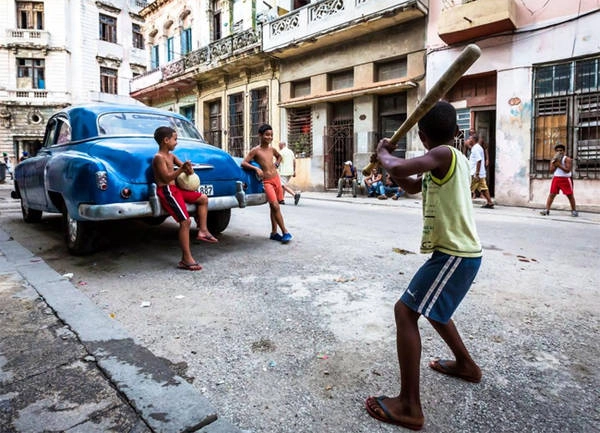 11. Bóng chày Được du nhập vào Cuba từ những năm 1960, bóng chày có lẽ là trò giải trí phổ biến nhất ở Cuba hiện nay. Bất kể bạn đi đâu, chẳng hạn ở Old Havana (ảnh), bạn có thể bắt gặp trẻ em ở mọi lứa tuổi chơi bóng chày trên đường phố. Theo Liên đoàn Bóng chày Quốc tế, đội tuyển quốc gia Cuba hiện xếp thứ 5 toàn thế giới. 11. Bóng chày Được du nhập vào Cuba từ những năm 1960, bóng chày có lẽ là trò giải trí phổ biến nhất ở Cuba hiện nay. Bất kể bạn đi đâu, chẳng hạn ở Old Havana (ảnh), bạn có thể bắt gặp trẻ em ở mọi lứa tuổi chơi bóng chày trên đường phố. Theo Liên đoàn Bóng chày Quốc tế, đội tuyển quốc gia Cuba hiện xếp thứ 5 toàn thế giới.