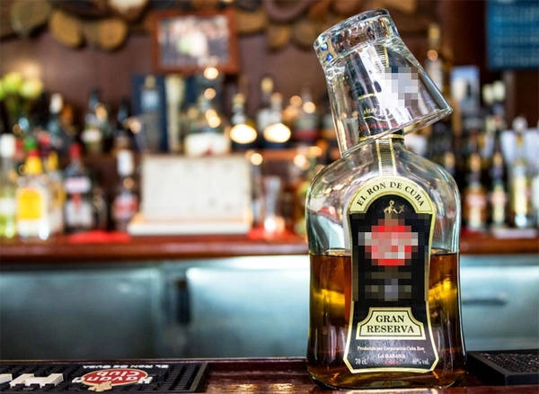 13. Rượu rum Nếu bạn là người thích rượu mạnh thì không thể không đến Cuba. Người dân Cuba có một tình yêu với rượu, bao gồm nhiều loại rhum Cuba khác nhau mang thương hiệu Havana Club nổi tiếng. 13. Rượu rum Nếu bạn là người thích rượu mạnh thì không thể không đến Cuba. Người dân Cuba có một tình yêu với rượu, bao gồm nhiều loại rhum Cuba khác nhau mang thương hiệu Havana Club nổi tiếng.