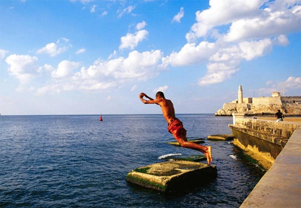 14. Con đường và tường biển Malecón Con đường và tường biển Malecón là điểm du lịch nổi tiếng dành cho mọi gia đình, đặc biệt là trẻ em đến bơi và ngụp lặn để tránh cái nóng mùa hè. 14. Con đường và tường biển Malecón Con đường và tường biển Malecón là điểm du lịch nổi tiếng dành cho mọi gia đình, đặc biệt là trẻ em đến bơi và ngụp lặn để tránh cái nóng mùa hè.