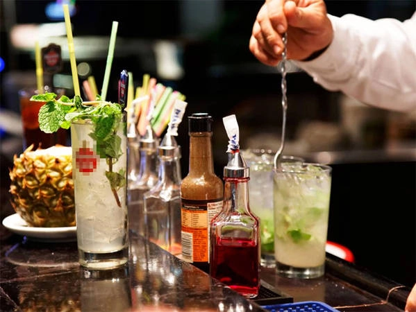 16. Mojito Mojito là món cocktail truyền thống của Cuba bao gồm rượu rum trắng, đường, nước ép chanh, nước có ga sủi bọt và lá bạc hà lục hoặc yerba buena - một loại bạc hà phổ biến trồng trên đảo. 16. Mojito Mojito là món cocktail truyền thống của Cuba bao gồm rượu rum trắng, đường, nước ép chanh, nước có ga sủi bọt và lá bạc hà lục hoặc yerba buena - một loại bạc hà phổ biến trồng trên đảo.