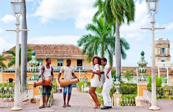 3. Điệu Salsa và hơn thế nữa Salsa có nguồn gốc từ Cuba, có sự pha trộn với văn hóa Tây Ban Nha, châu Âu và châu Phi. Người Cuba ưa thích chuyển động. Rumba, Zapateo và Bolero cũng có xuất xứ từ vùng đất này. 3. Điệu Salsa và hơn thế nữa Salsa có nguồn gốc từ Cuba, có sự pha trộn với văn hóa Tây Ban Nha, châu Âu và châu Phi. Người Cuba ưa thích chuyển động. Rumba, Zapateo và Bolero cũng có xuất xứ từ vùng đất này.