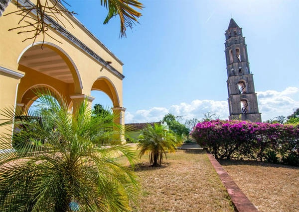 5. Valle de los Ingenios Cuba còn được yêu thích bởi lịch sử phong phú. Tòa tháp cũ nằm ở Trinidad này là một ví dụ. Đây là nơi từng được sử dụng như một nơi để canh chừng và giám sát nô lệ trong Valle de los Ingenios (nhà máy đường). 5. Valle de los Ingenios Cuba còn được yêu thích bởi lịch sử phong phú. Tòa tháp cũ nằm ở Trinidad này là một ví dụ. Đây là nơi từng được sử dụng như một nơi để canh chừng và giám sát nô lệ trong Valle de los Ingenios (nhà máy đường).