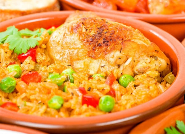 6. Cơm gà Cuba Arroz con pollo (cơm gà) là một món ăn truyền thống của Cuba. Thành phần gồm gạo, bia, nước hầm thịt, sofrito (một hỗn hợp rau và các loại thảo mộc tươi), thịt gà và nghệ tây. 6. Cơm gà Cuba Arroz con pollo (cơm gà) là một món ăn truyền thống của Cuba. Thành phần gồm gạo, bia, nước hầm thịt, sofrito (một hỗn hợp rau và các loại thảo mộc tươi), thịt gà và nghệ tây.