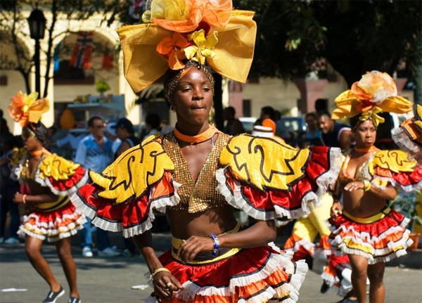7. Lễ hội Havana Carnival Lễ hội Cuba này có nguồn gốc Afro-Caribbean (nguồn gốc Caribê và Tây Phi), bắt đầu vào cuối tháng 7 và kéo dài đến giữa tháng Tám. Trong lễ hội này có nhóm nhảy dân vũ 'La Jardinera' rất nổi tiếng. Các lễ hội nổi tiếng khác của Cuba bao gồm Anfoa Magic, Liên hoan phim điện ảnh La tinh mới và Festival del Caribe. 7. Lễ hội Havana Carnival Lễ hội Cuba này có nguồn gốc Afro-Caribbean (nguồn gốc Caribê và Tây Phi), bắt đầu vào cuối tháng 7 và kéo dài đến giữa tháng Tám. Trong lễ hội này có nhóm nhảy dân vũ 'La Jardinera' rất nổi tiếng. Các lễ hội nổi tiếng khác của Cuba bao gồm Anfoa Magic, Liên hoan phim điện ảnh La tinh mới và Festival del Caribe.