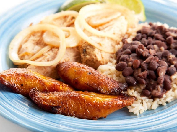 8. Món chuối chiên Bạn đang tìm một món ăn Cuba truyền thống? Hãy thử ngay món chuối chiên ngọt ngào ăn kèm đậu đen và cơm trắng. Đây là món ăn dễ hợp khẩu vị đối với hầu hết người dân Cuba và khách du lịch. 8. Món chuối chiên Bạn đang tìm một món ăn Cuba truyền thống? Hãy thử ngay món chuối chiên ngọt ngào ăn kèm đậu đen và cơm trắng. Đây là món ăn dễ hợp khẩu vị đối với hầu hết người dân Cuba và khách du lịch.