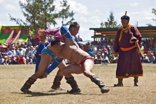<strong>10. Xem đấu vật tại lễ hội Naadam: </strong>Naadam (tiếng Mông Cổ nghĩa là "trò chơi") là lễ hội lớn nhất của người dân nơi đây, được tổ chức vào tháng Bảy hàng năm với ba môn thể thao chính diễn ra trong ba ngày là: đấu vật, cưỡi ngựa và bắn cung. Khi thi môn đấu vật, hai đối thủ sẽ mặc trang phục quần ngắn bó sát, áo jacket hở, đầu đội mũ nhỏ và mang ủng truyền thống. Ảnh: Thomas L. Kelly/Getty Images. <strong>10. Xem đấu vật tại lễ hội Naadam: </strong>Naadam (tiếng Mông Cổ nghĩa là "trò chơi") là lễ hội lớn nhất của người dân nơi đây, được tổ chức vào tháng Bảy hàng năm với ba môn thể thao chính diễn ra trong ba ngày là: đấu vật, cưỡi ngựa và bắn cung. Khi thi môn đấu vật, hai đối thủ sẽ mặc trang phục quần ngắn bó sát, áo jacket hở, đầu đội mũ nhỏ và mang ủng truyền thống. Ảnh: Thomas L. Kelly/Getty Images.