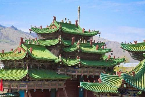 <strong>13. Cung điện Mùa Đông: </strong>Nằm ở rìa phía Nam thủ đô Ulaanbaatar, cung điện Mùa Đông là cung điện duy nhất còn sót lại của các vị vua chúa Mông Cổ thời xưa. Vào sâu bên trong cung điện, du khách sẽ được chiêm ngưỡng các loại vũ khí, trang phục của nhiều tầng lớp trong đế chế Mông Cổ xưa, cũng như những vật trang trí được làm từ len, da, lông thú, với những chi tiết chạm khắc, vẽ tay tỉ mỉ, và vô cùng tinh xảo. Ảnh: Jane Sweeney/Getty Images. <strong>13. Cung điện Mùa Đông: </strong>Nằm ở rìa phía Nam thủ đô Ulaanbaatar, cung điện Mùa Đông là cung điện duy nhất còn sót lại của các vị vua chúa Mông Cổ thời xưa. Vào sâu bên trong cung điện, du khách sẽ được chiêm ngưỡng các loại vũ khí, trang phục của nhiều tầng lớp trong đế chế Mông Cổ xưa, cũng như những vật trang trí được làm từ len, da, lông thú, với những chi tiết chạm khắc, vẽ tay tỉ mỉ, và vô cùng tinh xảo. Ảnh: Jane Sweeney/Getty Images.