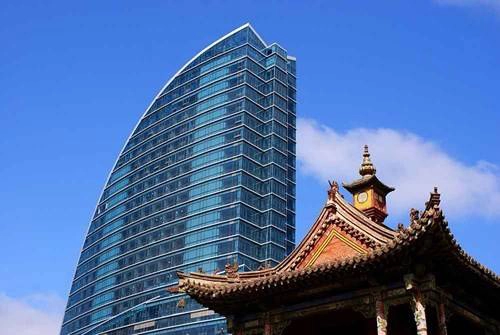 <strong>2. Thăm thành phố hiện đại Ulaanbaatar: </strong>Nằm cạnh bờ sông Tuul, Ulaanbaatar (hay còn gọi là Ulan Bator) là thủ đô và là thành phố lớn nhất Mông Cổ. Thành phố này từng thay đổi vị trí 28 lần, hiện là trung tâm văn hóa, kinh tế và tài chính của cả nước. Du khách có thể tham quan khu mua sắm sang trọng gần quảng trường Sukhbaatar, chiêm ngưỡng tòa tháp Blue Skype cao nhất nước và nghỉ ngơi tại khách sạn Shangri-La có tới 290 phòng. Ảnh: Stephen Exley/Getty Images. <strong>2. Thăm thành phố hiện đại Ulaanbaatar: </strong>Nằm cạnh bờ sông Tuul, Ulaanbaatar (hay còn gọi là Ulan Bator) là thủ đô và là thành phố lớn nhất Mông Cổ. Thành phố này từng thay đổi vị trí 28 lần, hiện là trung tâm văn hóa, kinh tế và tài chính của cả nước. Du khách có thể tham quan khu mua sắm sang trọng gần quảng trường Sukhbaatar, chiêm ngưỡng tòa tháp Blue Skype cao nhất nước và nghỉ ngơi tại khách sạn Shangri-La có tới 290 phòng. Ảnh: Stephen Exley/Getty Images.