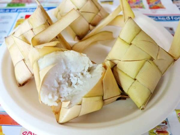 Puso: Puso hay còn được gọi là Ketupat là tên của món bánh gạo được bọc trong lá cọ đan kết lại. Món ăn này lý tưởng nhất là được ăn kèm với thịt nướng. Ảnh: Eatyourworld