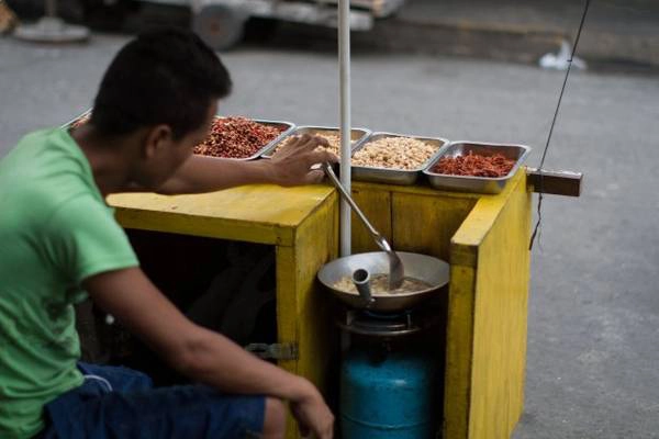 Đậu phộng rang: Một món ăn đường phố phổ biến khác ở Philippines là đậu phộng rang với tỏi và các loại gia vị cay được bày bán ở các ngã tư hay trên xe buýt. Ngoài đậu phộng, người ta còn bán hạt điều hay hạt dẻ rang với cách chế biến tương tự. Ảnh: Adam Cohn