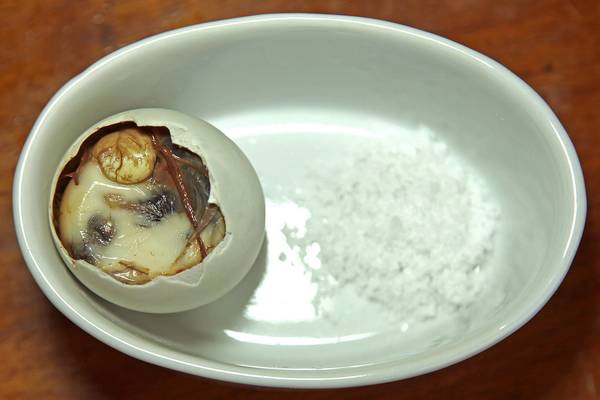 Balut: Balut chính là món trứng vịt lộn tại quốc đảo Philippines. Trứng được luộc chín và ăn kèm với một số loại rau. Ảnh: wtvr.com