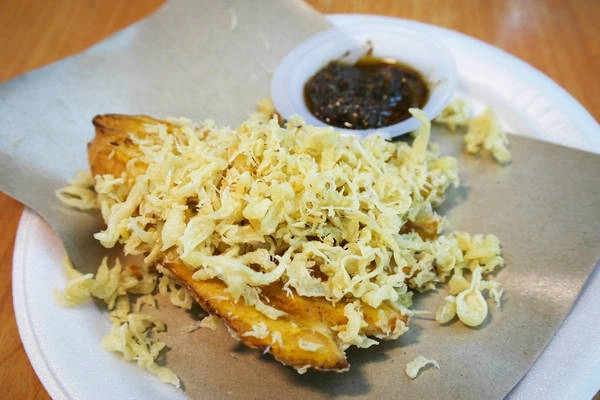 Pisang Goreng: Đây là món ăn phổ biến trên đường phố Jakarta bao gồm chuối lăn bột chiên, ăn cùng với nước sốt đậm đà Pisang Goreng: Đây là món ăn phổ biến trên đường phố Jakarta bao gồm chuối lăn bột chiên, ăn cùng với nước sốt đậm đà