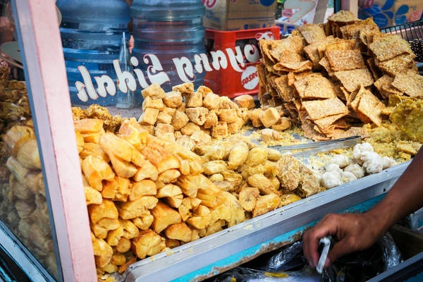 Gorengan: Đây là tên gọi dùng chỉ những món đồ ăn vặt được chiên và bày bán trên đường phố, món ăn này bao gồm khoai lang chiên, đậu hũ chiên, chả giò chiên,… Gorengan: Đây là tên gọi dùng chỉ những món đồ ăn vặt được chiên và bày bán trên đường phố, món ăn này bao gồm khoai lang chiên, đậu hũ chiên, chả giò chiên,…