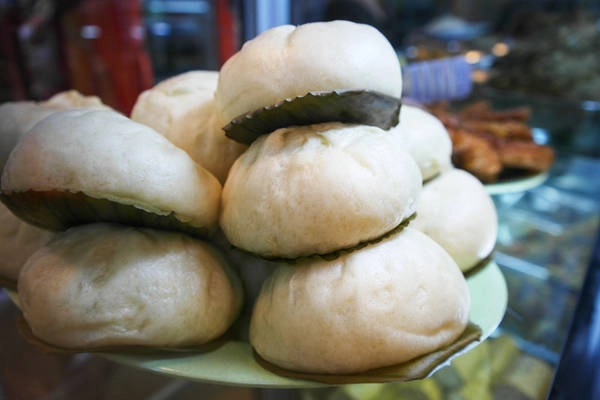 Bánh bao hấp: Tuy là món ăn có nguồn gốc từ Trung Quốc, nhưng bánh bao đã trở thành một món ăn nhẹ phổ biến của cộng đồng người Phúc Kiến sống tại Jakarta. Bánh bao hấp: Tuy là món ăn có nguồn gốc từ Trung Quốc, nhưng bánh bao đã trở thành một món ăn nhẹ phổ biến của cộng đồng người Phúc Kiến sống tại Jakarta.