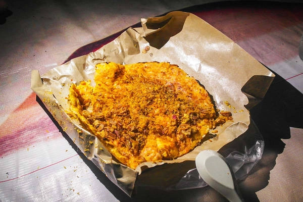 Kerak Telor: Món Kerak Telor thường thấy trên những gánh hàng rong ở Indonesia. Nguyên liệu chính của món ăn gồm cơm nếp chiên cùng tôm nướng, dừa và hành. Kerak Telor: Món Kerak Telor thường thấy trên những gánh hàng rong ở Indonesia. Nguyên liệu chính của món ăn gồm cơm nếp chiên cùng tôm nướng, dừa và hành.