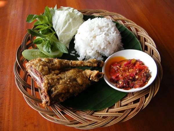 Bebek Goreng: Từng được so sánh như món “vịt quay Bắc Kinh” nổi tiếng của Trung Quốc, nhưng Bebek Goreng không phải là vịt quay mà là món vịt vừa hầm vừa rán, vịt sau khi được làm sạch thì đem hầm, sau đó vớt để ráo nước rồi đem rán giòn, ướp gia vị đặc biệt.