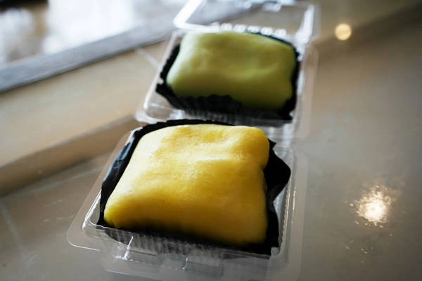 Bánh sầu riêng: Đây là một loại bánh độc đáo ở Jakarta, với lớp vỏ bên ngoài là pancake (gồm hỗn hợp bột mỳ, trứng, sữa), còn bên trong là kem cùng cơm sầu riêng. Bánh sầu riêng: Đây là một loại bánh độc đáo ở Jakarta, với lớp vỏ bên ngoài là pancake (gồm hỗn hợp bột mỳ, trứng, sữa), còn bên trong là kem cùng cơm sầu riêng.