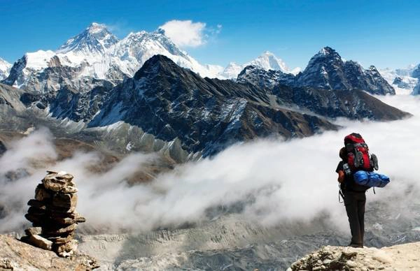 Nepal: Dù mới trải qua những trận động đất lớn cùng những mối lo ngại về an toàn và tình trạng quá tải ở đỉnh Everest, Nepal vẫn là điểm đến hấp dẫn với núi non trùng điệp và người dân thân thiện. Ảnh: Daniel Prudek/ Shutterstock.