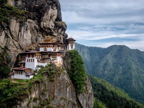 Bhutan: Liên Hợp Quốc gọi năm 2017 là năm quốc tế về Phát triển du lịch bền vững. Bhutan với sự đa dạng về văn hoá và hệ sinh thái thân thiện nhất thế giới sẽ là điểm đến lý tưởng. Ảnh: s_jakkarin/Shutterstock.