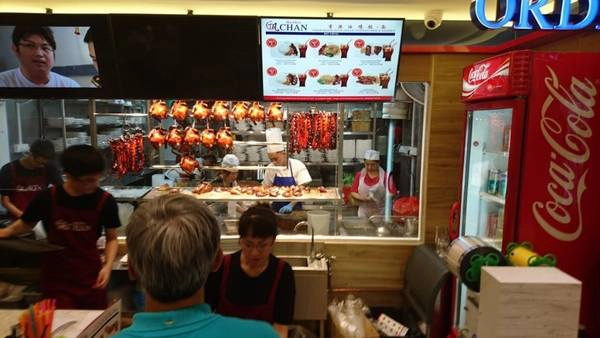 Singapore: Ở quốc đảo này, du khách có thể thưởng thức một bữa ăn hạng sao Michelin với chưa đầy 2 USD. Món cơm gà Soya Sauce và quầy bán mỳ ở Singapore trở thành 2 hàng bán đồ ăn đường phố đầu tiên được gắn sao Michelin năm nay. Ảnh: TripAdvisor/ Markus B.